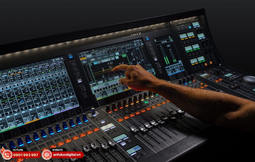 Mixer Yamaha DM7 trang bị màn hình trực quan