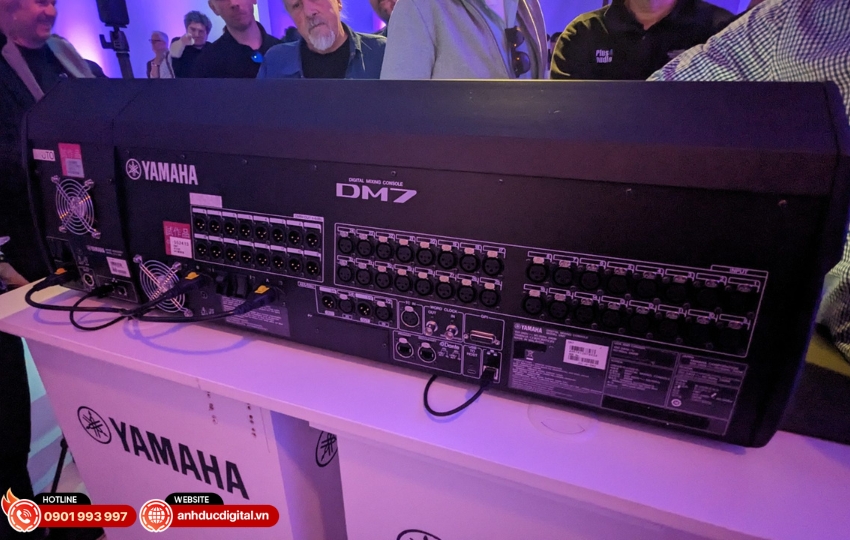 Mixer Yamaha DM7 có hệ thống kênh vào/ra cực lớn