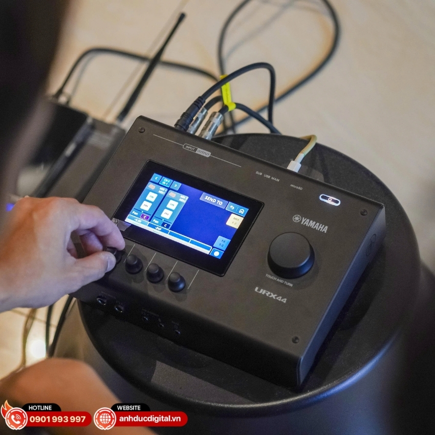 URX44&nbsp;sở hữu bộ xử l&yacute; DSP t&iacute;ch hợp&nbsp;cho ph&eacute;p xử l&yacute; &acirc;m thanh trực tiếp