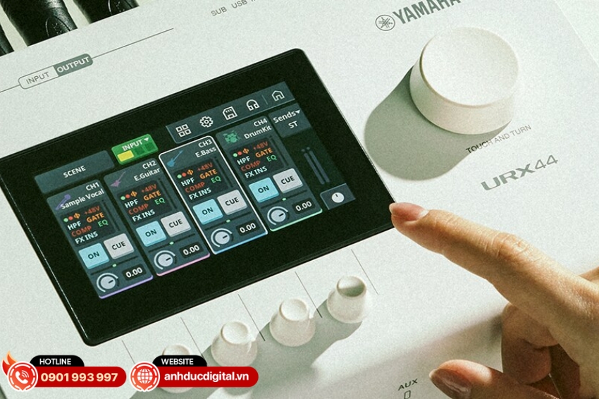 Soundcard Yamaha URX44&nbsp;được trang bị m&agrave;n h&igrave;nh cảm ứng 4.3 inch