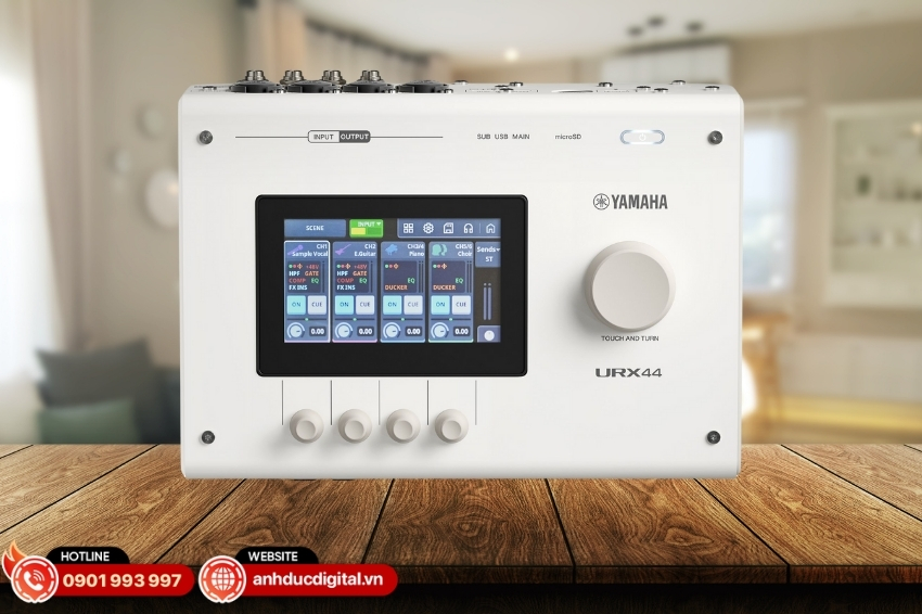 Soundcard Yamaha URX44&nbsp;được trang bị m&agrave;n h&igrave;nh cảm ứng 4.3 inch