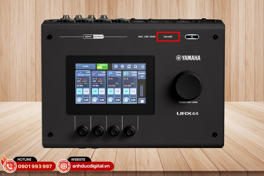 URX44&nbsp;cho ph&eacute;p ghi &acirc;m trực tiếp l&ecirc;n thẻ microSD