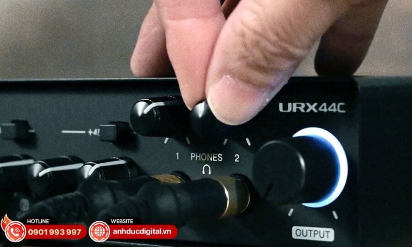 Audio interface Yamaha URX44C được trang bị hai cổng tai nghe độc lập