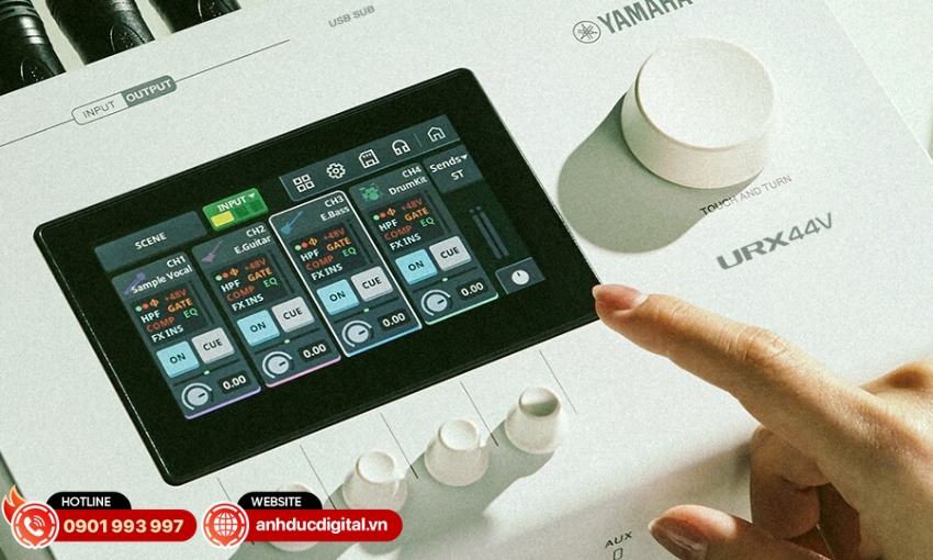 Yamaha URX44V sở hữu m&agrave;n h&igrave;nh cảm ứng LCD 4.3 inch