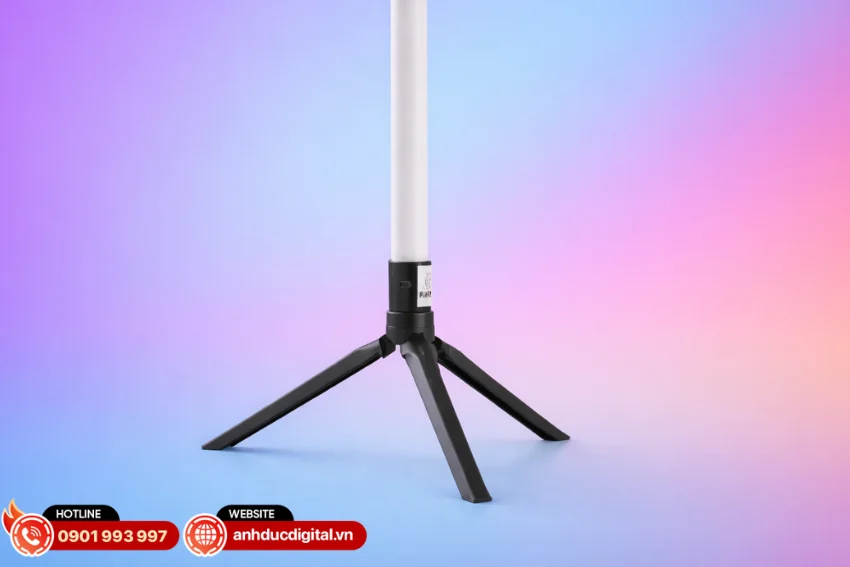 Mỗi thanh của đèn Fuzzix Starry Set of 2 LED Tubes RGB đều đi kèm chân đế tripod mini