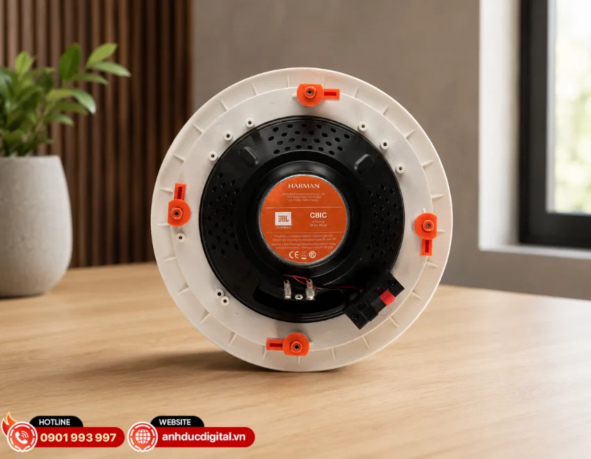 Loa JBL C-8IC c&oacute; cấu tr&uacute;c 2 đường tiếng với hệ thống tr&igrave;nh điều khiển gồm củ loa Tweeter 1.3cm v&agrave; củ loa Bass 20cm