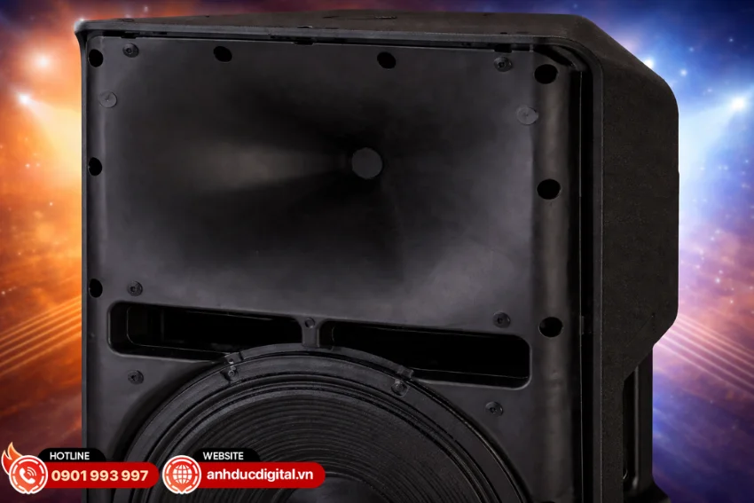 Yamaha CXR15 MKIII sở hữu họng k&egrave;n đường k&iacute;nh lớn với g&oacute;c phủ 90&deg; x 60&deg;