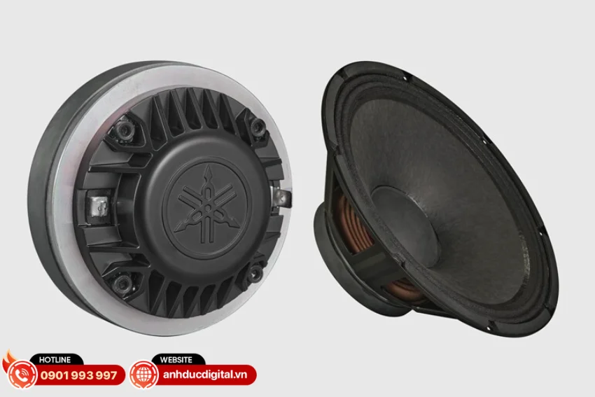 Yamaha DXR10 mk3 được trang bị củ bass 25,4 cm (10 inch) v&agrave; treble 4,45 cm (1,75 inch)