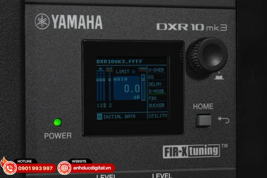Yamaha DXR10 mk3 được trang bị m&agrave;n h&igrave;nh LCD c&ugrave;ng bộ m&atilde; h&oacute;a