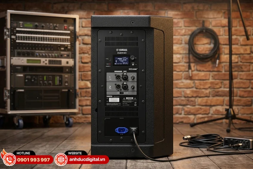 Yamaha DZR10 được trang bị hệ thống DSP hiện đại kết hợp m&agrave;n h&igrave;nh LCD