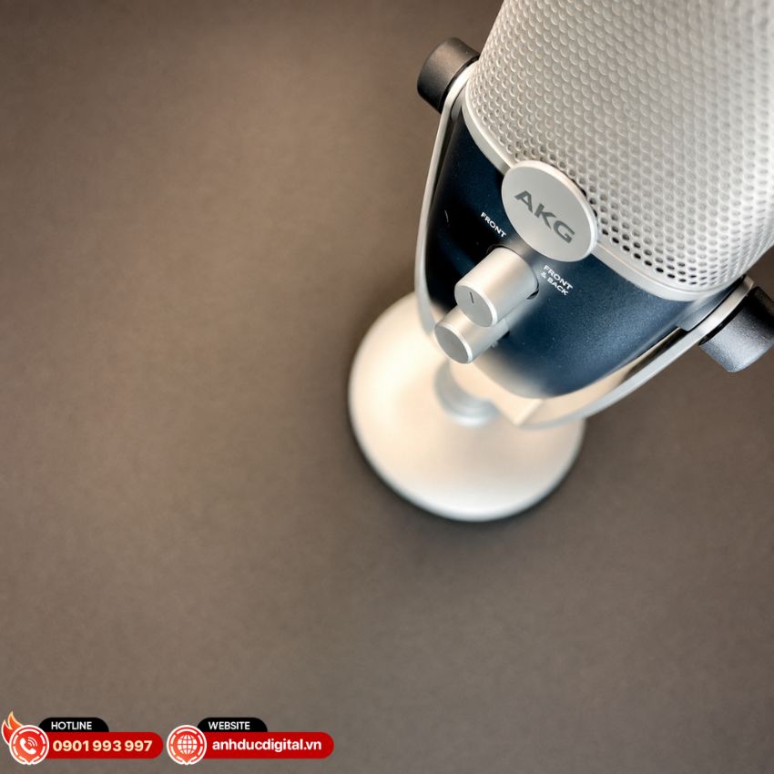 Micro AKG Ara c&oacute; cổng tai nghe 3,5mm hỗ trợ kiểm &acirc;m gần như kh&ocirc;ng c&oacute; độ trễ