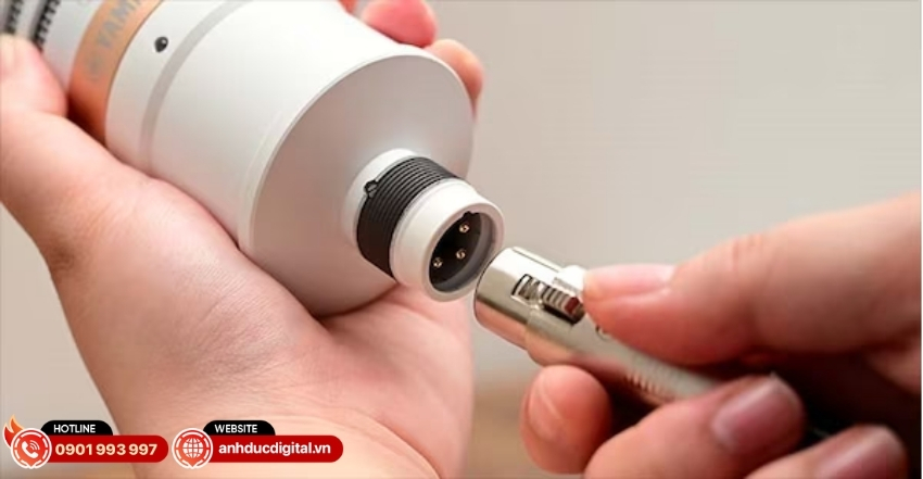 Micro Yamaha YCM01 với đầu kết nối XLR 3-Pin