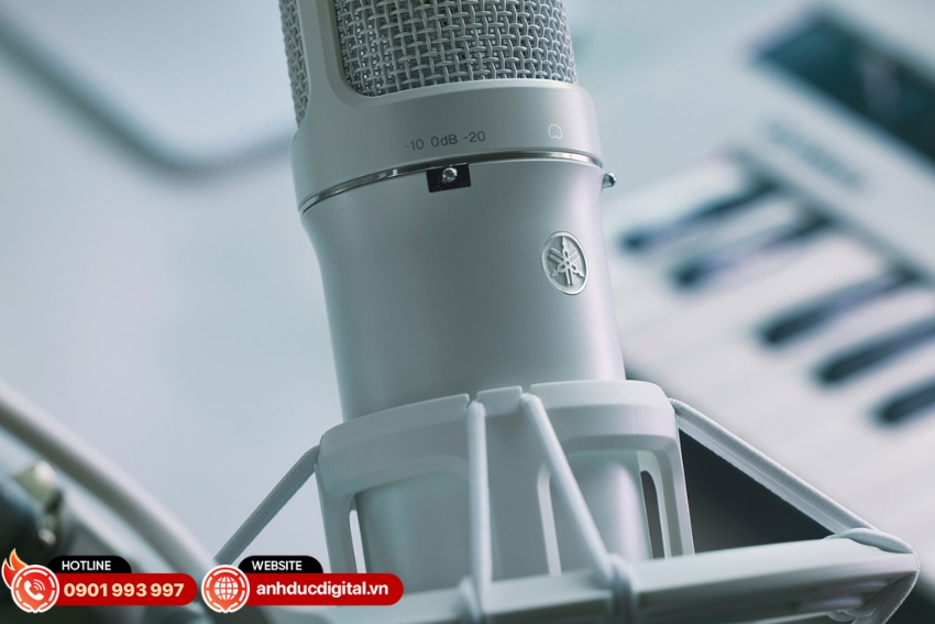 Micro Yamaha YCM705 được trang bị cổng kết nối XLR 3-pin