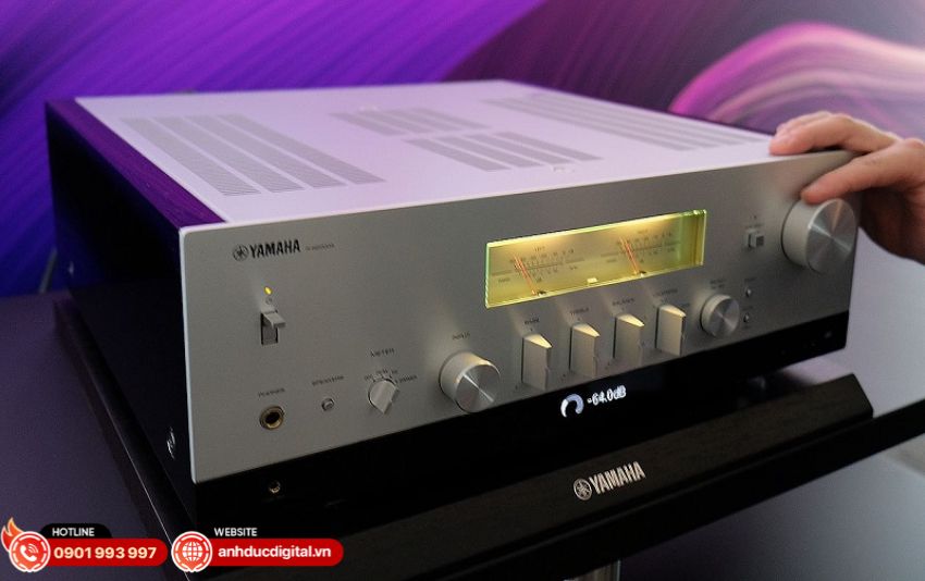 Mặt trước Amply Yamaha R-N2000A với đồng hồ VU analog và màn hình OLED