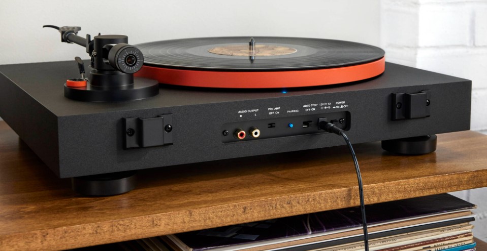 Kết nối có dây đa dạng qua ngõ Analog và phono stage MM