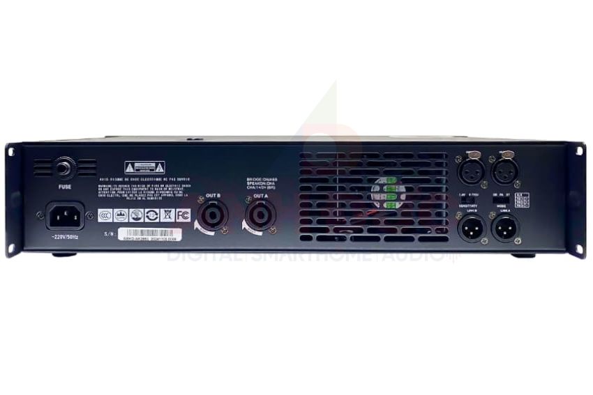 Thiết kế mặt sau với nhiều cổng kết nối của cục đẩy AK2550