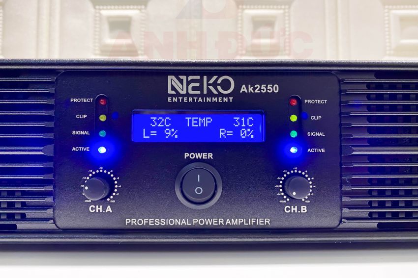 Thiết kế mặt trước với các nút bấm điều chỉnh của Neko AK2550