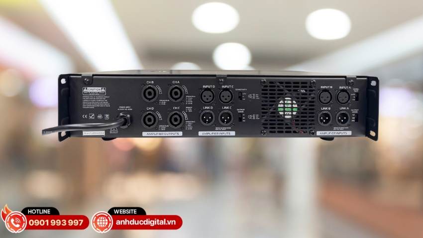 Mặt sau của CB4x6000 được bố trí đầy đủ và khoa học với 4 ngõ vào XLR cho tín hiệu chất lượng cao