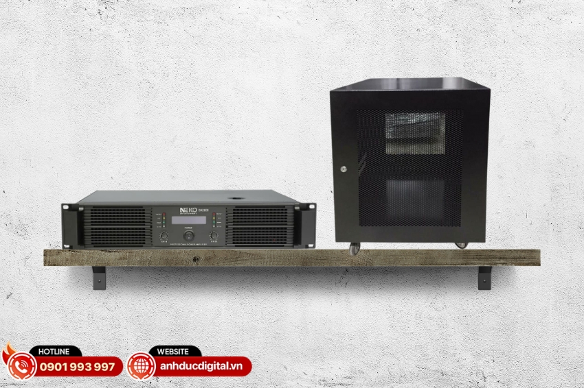 NEKO DA2600 được thiết kế theo chuẩn rack 2U dễ dàng lắp đặt trong tủ rack, kệ hoặc bàn âm thanh