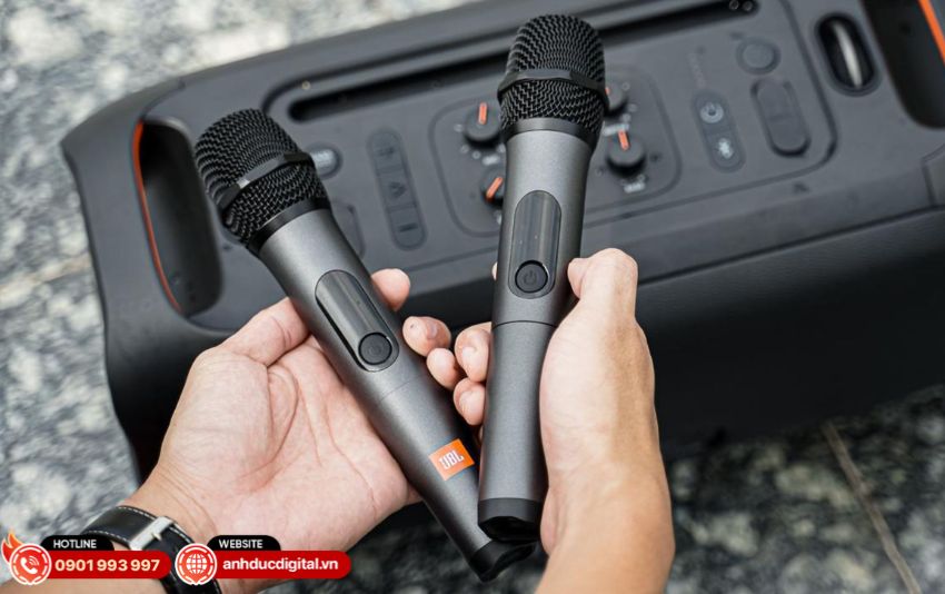 Showroom Anh Đức Audio Đà Nẵng với khu vực trưng bày micro karaoke đa dạng