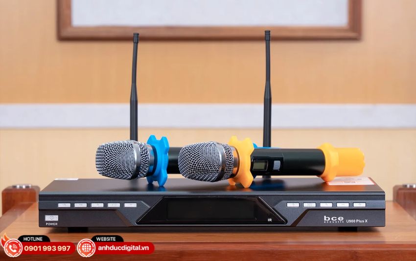Hát karaoke gia đình với micro chất lượng cao trong phòng khách hiện đại