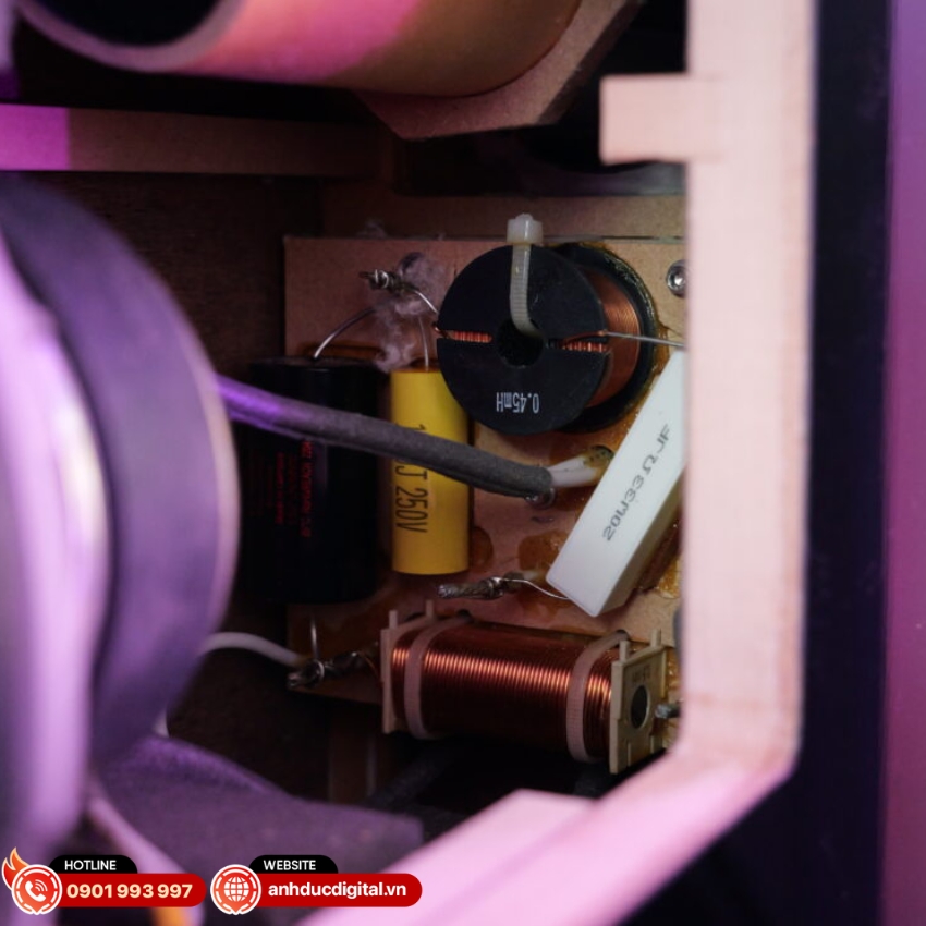 Hệ thống phân tần của NS-800A sử dụng linh kiện cao cấp Mundorf đến từ Đức