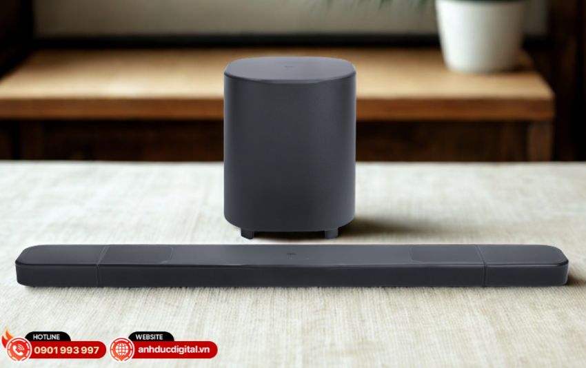 Soundbar được thiết kế với hai loa vệ tinh tháo rời