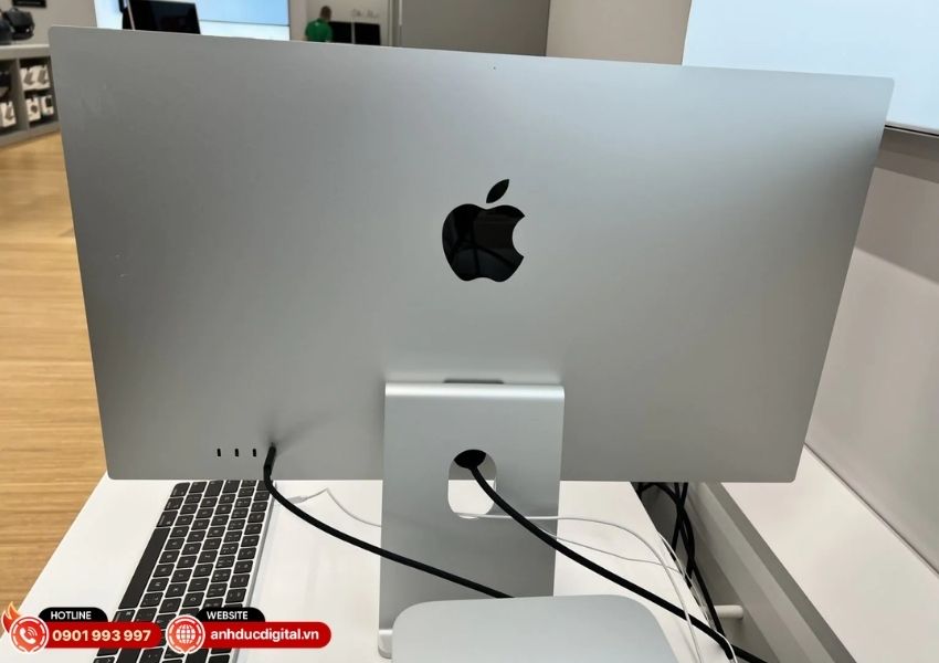 Ba t&ugrave;y chọn ch&acirc;n đế v&agrave; ng&agrave;m VESA linh hoạt của Studio Display Gen 2