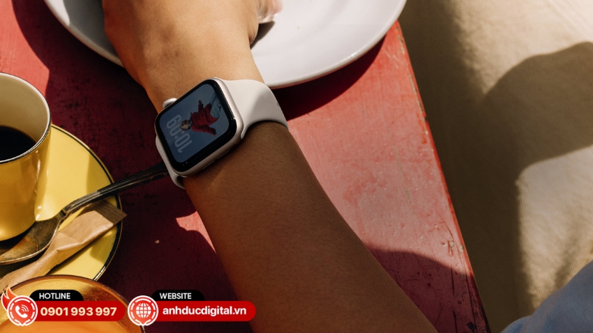Màn hình Retina trên Apple Watch SE 3 luôn bật dễ dàng thao tác