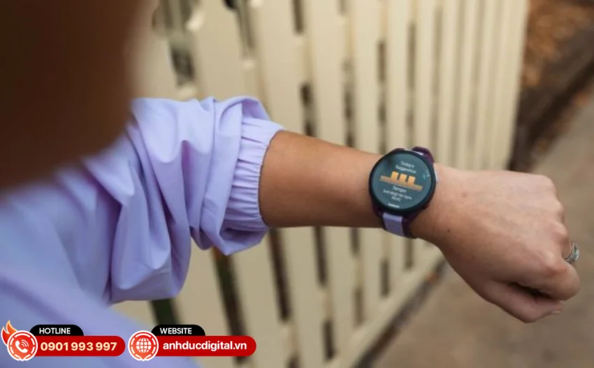 Garmin Forerunner 170 l&agrave; đồng hồ th&ocirc;ng minh được trang bị m&agrave;n h&igrave;nh AMOLED 1,2 inch