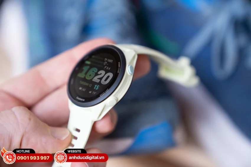 Garmin Forerunner 70 sở hữu thiết kế hiện đại với m&agrave;n h&igrave;nh AMOLED 1.2 inch