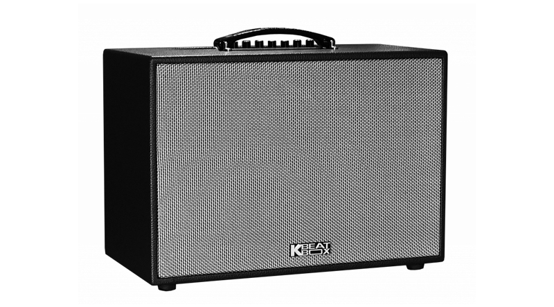 Thiết kế nhỏ gọn đẹp mắt Loa Acnos CS200PU gây ấn tượng với người dùng bởi vẻ đẹp hiện đại đầy tinh tế, loa sở hữu kiểu dáng thiết kế hình hộp chữ nhật với phần quai xách phía trên, cho cảm giác cầm nắm dễ dàng. Kết hợp với kích thước ba chiều lần lượt là 405 x 285 x 210 mm và trọng lượng chỉ 7 kg, bạn có thể dễ dàng mang theo loa trong những chuyến dã ngoại, cắm trại để tận hưởng âm nhạc một cách ấn tượng nhất. Điểm nhấn trong thiết kế của loa chính là lớp màng lưới bắt mắt ở mặt trước cùng logo KBEATBOX nổi bật. Lớp màng lưới này vừa có nhiệm vụ bảo vệ hệ thống củ loa bên trong khỏi bụi bẩn vừa góp phần nâng cao tính thẩm mỹ cho sản phẩm. Hệ thống các nút điều khiển được bố trí rất khoa học ở mặt trên sản phẩm, để người dùng có thể thao tác nhanh chóng và dễ dàng. Acnos CS200PU còn mang đến cho người dùng 4 tùy chọn màu sắc đẹp mắt gồm đen, nâu, nâu nhạt và xanh rêu, cho phép họ thoải mái lựa chọn theo sở thích cá nhân của mình. Cấu hình chất lượng Acnos CS200PU là mẫu loa 2 đường tiếng được tích hợp một củ loa bass 20cm và 1 củ loa treble, cho khả năng tái tạo âm thanh hoàn hảo ở mọi dải tần với âm bass mạnh mẽ và âm cao trong trẻo, mượt mà. Nhờ sở hữu cấu hình chất lượng mà loa có thể mang đến cho người dùng trải nghiệm ca hát karaoke ấn tượng, đỉnh cao. Khả năng điều chỉnh Echo Loa karaoke Acnos CS200PU còn cho phép người dùng tự điều chỉnh Echo thông qua núm điều khiển được tích hợp trên loa. Điều này giúp bạn có thể tự do điều chỉnh tiếng vang sao cho phù hợp với giọng hát và tiết tấu bài hát để trải nghiệm ca hát thêm tuyệt vời hơn. Dung lượng pin lớn Loa Acnos CS200PU còn sở hữu pin Lithium 33Wh có dung lượng lớn, cho khả năng sử dụng thoải mái mà không cần kết nối có dây. Điều này cho phép bạn có thể mang theo loa đến mọi nơi để ca hát mà không lo ngại tình trạng ngắt quãng đột ngột. Kết nối đa dạng Nổi bật trong tính năng của Acnos CS200PU chính là sở hữu công nghệ bluetooh 5.0 hiện đại, cho khả năng kết nối nhanh chóng đến các thiết bị như smartphone, iPad, SmartTV,... với độ trễ thấp và đường truyền ổn định. Bên cạnh kết nối không dây bluetooth, loa còn hỗ trợ các cổng âm thanh đầu vào như USB, Line In, DC để kết nối dễ dàng với các nguồn nhạc khác, đáp ứng tốt mọi nhu cầu giải trí của người dùng. Micro không dây cao cấp Nhà sản xuất cũng chu đáo tặng kèm người dùng cặp micro không dây để trải nghiệm ca hát trở nên hoàn hảo hơn. Cặp micro này được hoàn thiện các chất liệu cao cấp với phần đầu mic bao bọc bởi lớp lưới kim loại sáng bóng, phần thân màu đen đầy thu hút. Hơn thế nữa, micro cũng sở hữu khả năng hút âm và chống hú rít cực tốt, cho phép người dùng thoải mái ca hát ở mọi không gian một cách dễ dàng.