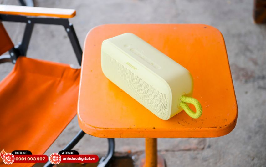 loa SoundLink Plus có khả năng sạc ngược cho thiết bị khác