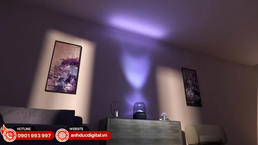 Harman Kardon Aura Studio 5 Wi-Fi tiếp tục kế thừa thiết kế v&ograve;m trong suốt v&agrave; hệ thống &aacute;nh s&aacute;ng LED 360&deg; đa tầng