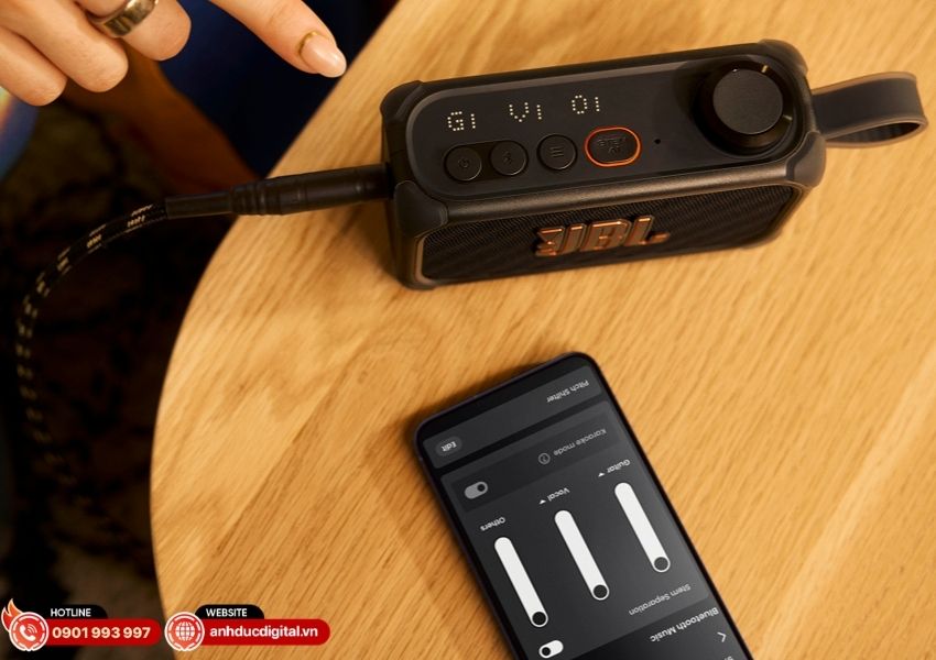 JBL BandBox Solo hỗ trợ cổng cắm Guitar/Micro trực tiếp v&agrave; hoạt động như một soundcard thu &acirc;m 24-bit chuy&ecirc;n dụng