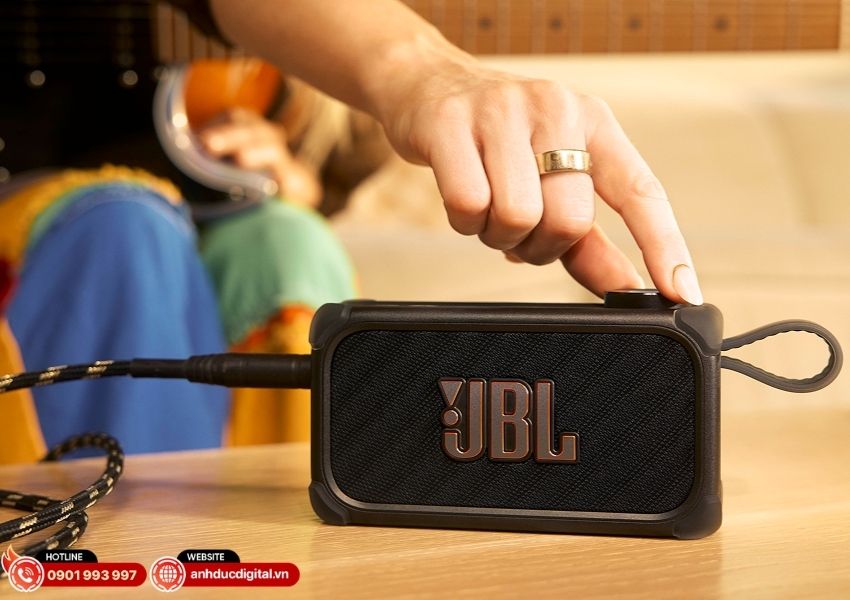 JBL BandBox Solo sử dụng tr&iacute; tuệ nh&acirc;n tạo Stem AI để t&aacute;ch biệt giọng h&aacute;t, trống v&agrave; guitar trong thời gian thực