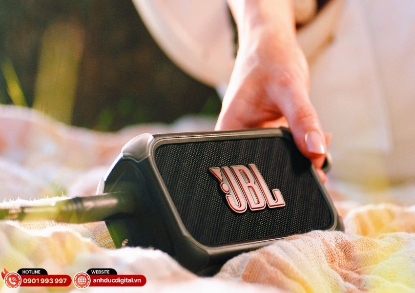 M&agrave;n h&igrave;nh LED pixel hiển thị trực quan c&aacute;c c&ocirc;ng cụ hỗ trợ luyện tập như bộ chỉnh d&acirc;y v&agrave; nhịp ph&aacute;ch tr&ecirc;n JBL BandBox Solo