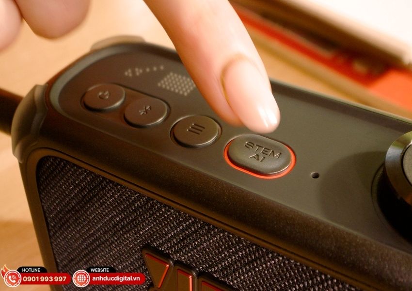 Thưởng thức &acirc;m thanh mạnh mẽ 30W RMS với dải tần rộng v&agrave; độ m&eacute;o tiếng bằng kh&ocirc;ng tr&ecirc;n JBL BandBox Solo