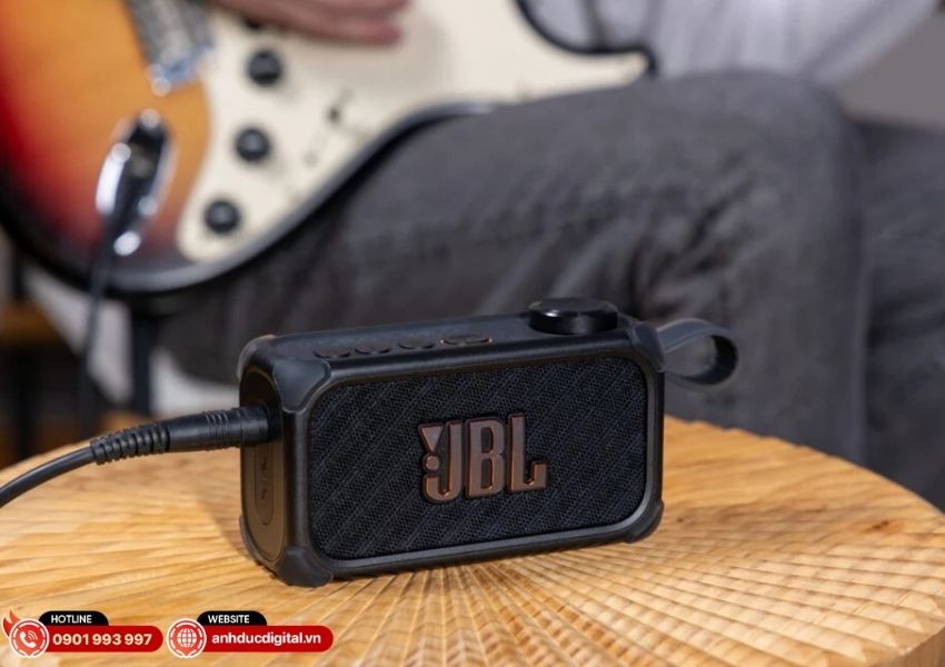 T&ugrave;y chỉnh chất &acirc;m chuy&ecirc;n nghiệp với bộ giả lập Amply v&agrave; c&aacute;c hiệu ứng Phaser, Chorus, Reverb t&iacute;ch hợp tr&ecirc;n JBL BandBox Solo