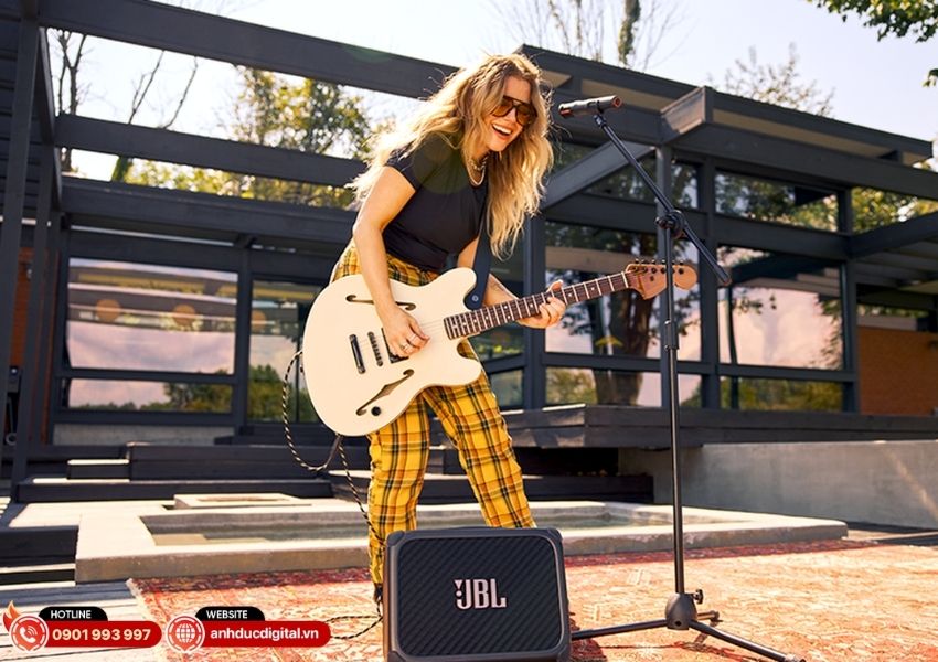 Bàn điều khiển Mixer 4 kênh và màn hình LCD trên JBL BandBox Trio