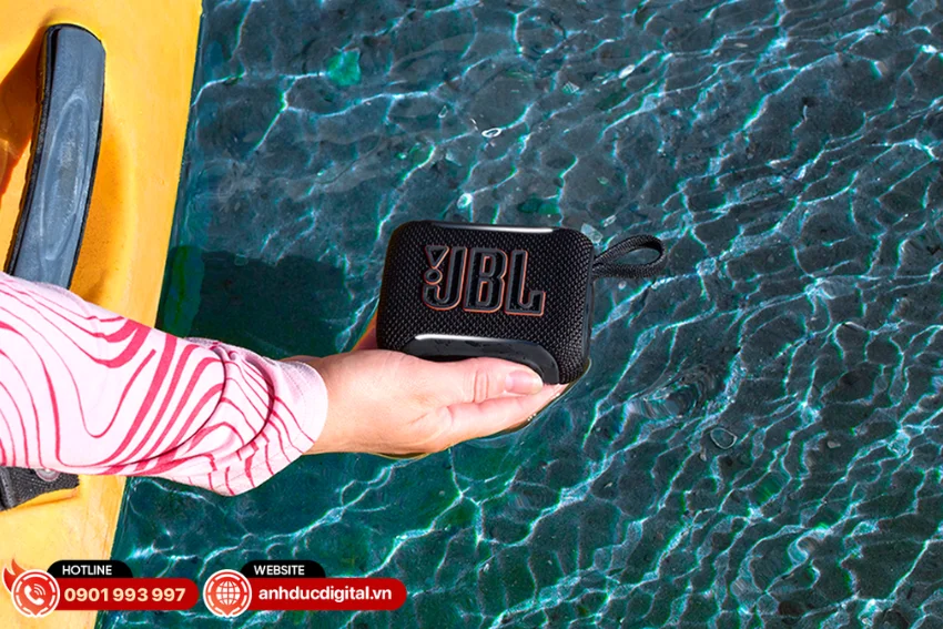 JBL Go 5 được trang bị chuẩn IP68 gi&uacute;p chống nước v&agrave; bụi 