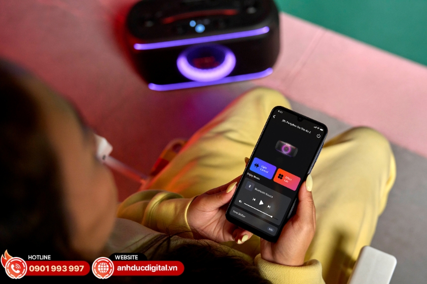 PartyBox On The Go 2 cho phép bạn điều chỉnh EQ, chọn nhạc và hiệu ứng ánh sáng trực tiếp từ điện thoại