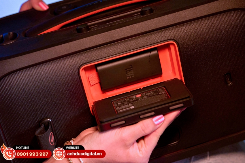 Pin 15 giờ của PartyBox On The Go 2 cho phép bạn chơi nhạc liên tục