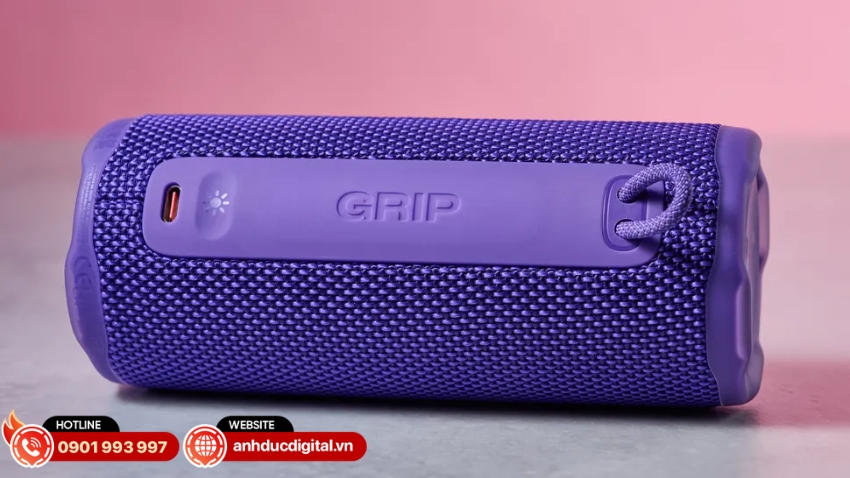 Loa JBL Grip sở hữu thiết kế nhỏ gọn và sử dụng vật liệu tái chế thân thiện môi trường