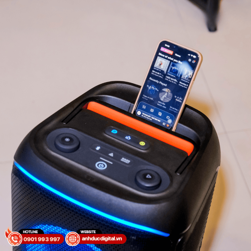 Tích hợp chỗ để điện thoại trên loa JBL 120