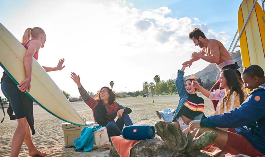 Chất liệu bền bỉ cùng bass cộng hưởng JBL