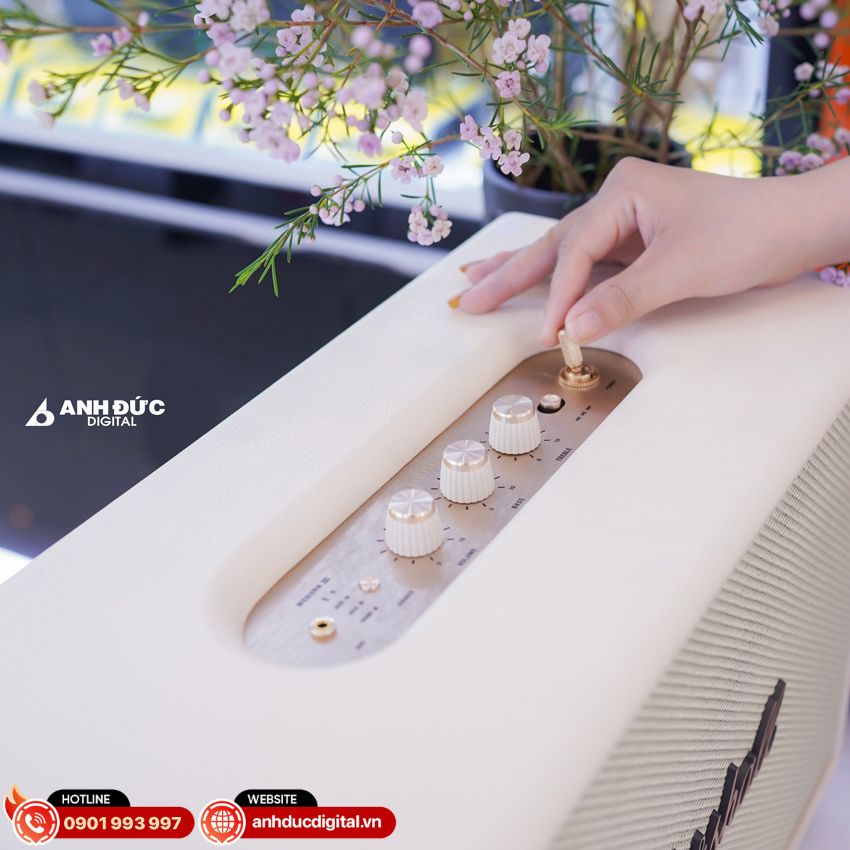 Ảnh chụp thao tác với sản phẩm Marshall Woburn 3 tại Anh Đức