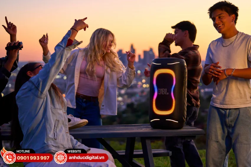 PartyBox 130 mang đến âm thanh mạnh mẽ với công suất 200W RMS