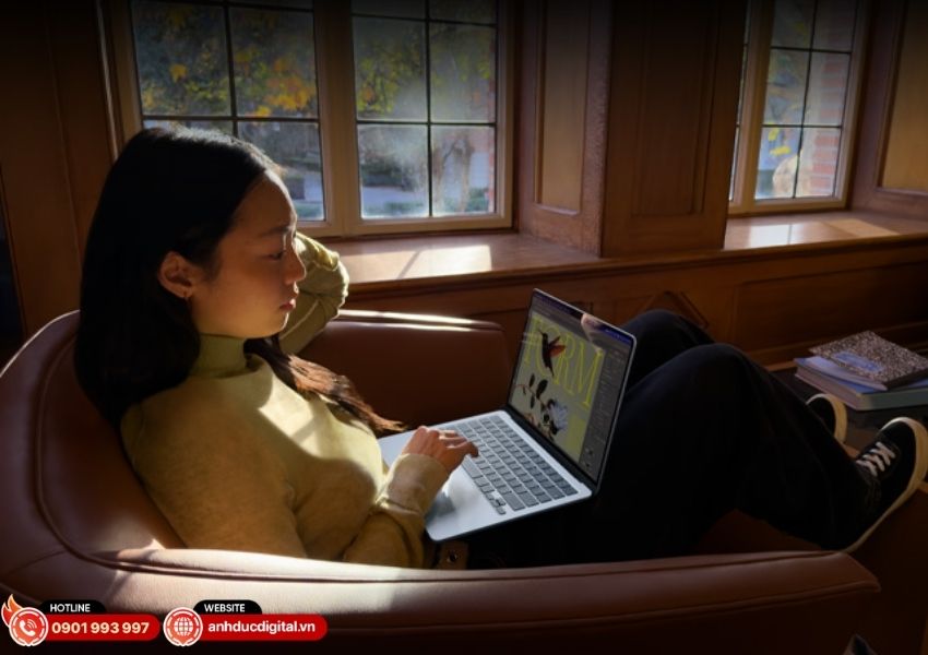 Giao diện macOS Tahoe Liquid Glass tr&ecirc;n MacBook Air M5