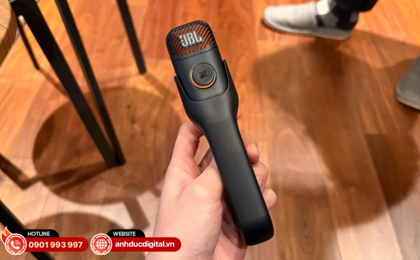 Micro JBL EasySing Mic Mini cho thời gian sử dụng l&ecirc;n đến 6 giờ
